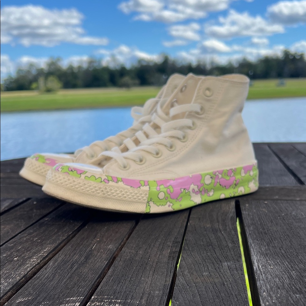 Converse women’s 9 High-Top Sneakers cool design on the mid sole